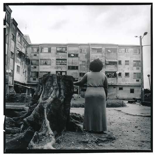 Danielle (pseudonyme), 34 ans, n'était pas vraiment pour que son mari aille vivre à l'étranger, Mariée à 18 ans à un médecin qui gagnait plutôt bien sa vie, elle s'est laissée convaincre quand il lui a expliqué qu'il aurait de meilleurs revenus en exercant ailleurs, et que c'était 