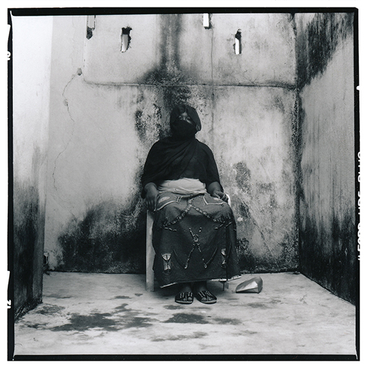 Quand Fatou (pseudonyme) a rencontré son mari en 2007, ce fut le coup de foudre. Mais elle a toujours rêvé de pqrtir en Europe, donc même s'ils s'aiment, elle l'encourage à partir. En 2012, il franchit le pas. Au début, il revient tous les 6 mois, mais faute de moyen, ça fait un an qu'il n a pas pu rentrer à Abidjan. Grâce au smart phone qu'il lui a offert, ils se parlent presque chaque jour. Elle a une formation dans le milieu medico-social et ils se sont promis de construire un avenir ensemble./ When Fatou (pseudonym) met her husband in 2007, it was love at first sight. But this love could not compete with her dream of going to Europe. So she encouraged her husband to migrate. He has not been able to come back to Abidjan for a year, for lack of means. But she believes in him, and they both seem committed to building a life together in Europe.