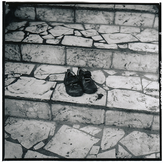 Chaque jour, le fils de Fatou, qui a presque 3 ans, demande à sa mère quand son père va revenir. Il pose aussi la question dès qu'il voit passer un avion dans le ciel. Il n'a pas vu son père depuis un an./ Fatou's son often asks when his Dad will be back. The little boy also asks about his father every time he sees a plane in the sky. The boy has not seen his father for a year.