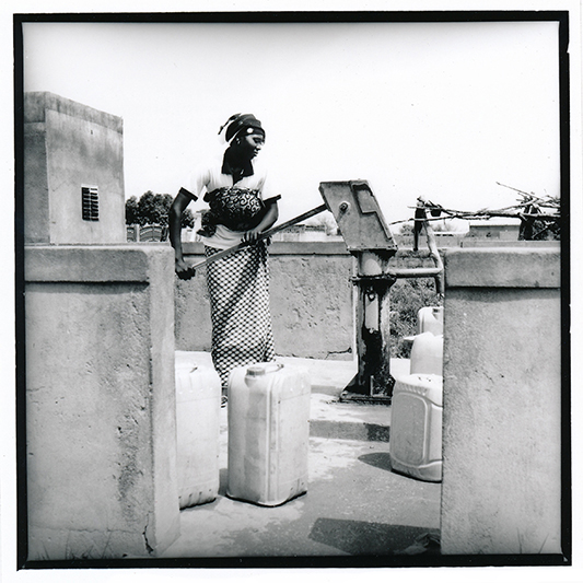 Nematou est restée sans nouvelle de son mari parti en Italie pendant plus de 6 mois. Elle a continué à travailler au champs, faire son petit commerce et à élever à leur deux enfants. Et puis un jour sans prévenir, il est revenu. Nematou regrette d'avoir arrêté l'école trop tôt. 