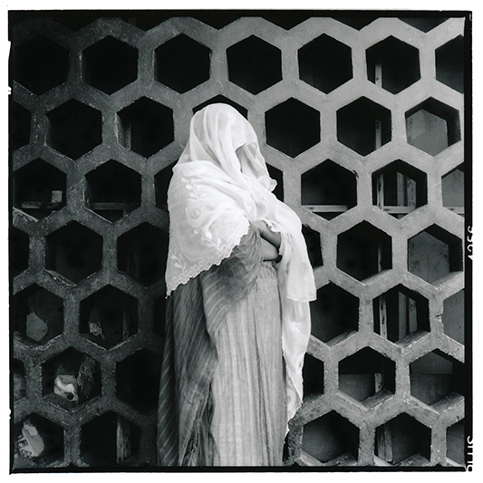 Khady ( pseudonyme), 38 ans, a été mariée à 21 ans. Son mari travaillait déjà en Italie depuis 4 ans lorsqu'il l'a épousée. Comme il avait les papiers et un bon travail là-bas, au début, il revenait tous les 6 mois. Au bout de 4 ans, il lui a construit une maison à Louga. Le couple a eu 3 fils. Et puis, les choses ont commencé à se gâter. Le mari de Khady s'est désintéressé d'elle et a pris une deuxième femme plus jeune. Elle a fini par obtenir le divorce en 2013, même si dans cette zone conservatrice, le divorce est souvent vécu comme une honte pour la famille. /When Khady (pseudonym) got married at 21, her husband was already working in Italy. After years of marriage, he took a younger second wife. She fought hard to get a divorce, in a conservative area where divorce is often considered a shame for the family.