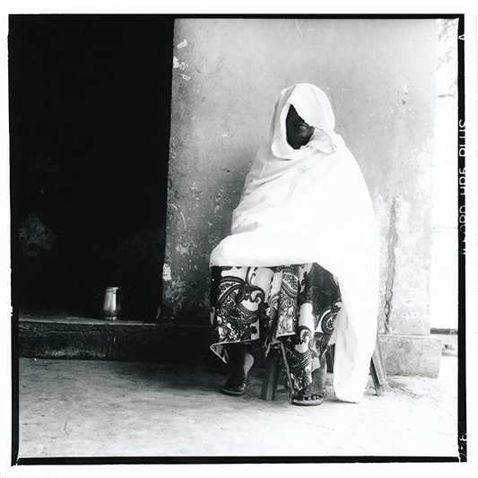 Le mari de Ndeye Fatou (pseudonyme), 50 ans, était déja un modou-modou avant leur mariage. Ingénieur en bâtiment, il a beaucoup bougé, au Maroc, en Côte d'Ivoire, au Burkina Faso, en Italie.  Au début, il revenait très souvent, et envoyait beaucoup d'argent. Et puis au bout de quelques années, il s'est remarié.  Ndeye Fatou a bataillé pour obtenir le divorce, qu'elle a finalement obtenu après presque 30 ans de mariage. / Ndeye Fatou's (pseudonym) husband was already a Modou-modou when the two got married. He travelled to Morroco, Ivory Coast, Italy.  He never took her with him, and never discussed family reunification. When he took a second wife, she battled to get a divorce. She finally got it after almost 30 years of marriage.