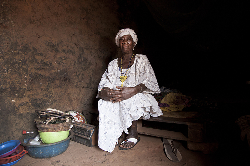 Omolasho Ibitoku, 'Iyalode' d'Ofia. Désignée par le roi il y a plus de 15 ans, cette représentante des femmes assume la plus haute fonction féminine dans un royaume Yoruba. Elle salue le fait que la place des femmes soit aujourd'hui plus importante dans l'organisation des rites Guèlèdè. Ofia, Bénin, 2017. ©Laeïla Adjovi