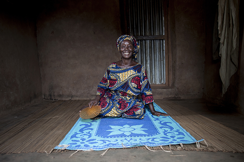 Thérèse Ibitokou, 'Atchodju' d'Ofia. La sexagénaire, chargée de relayer toute information concernant les femmes dans le village, a constaté que leur plus grande implication dans le Guèlèdè a permis le développement de cette pratique culturelle et cultuelle. Ofia, Bénin, 2017. ©Laeïla Adjovi