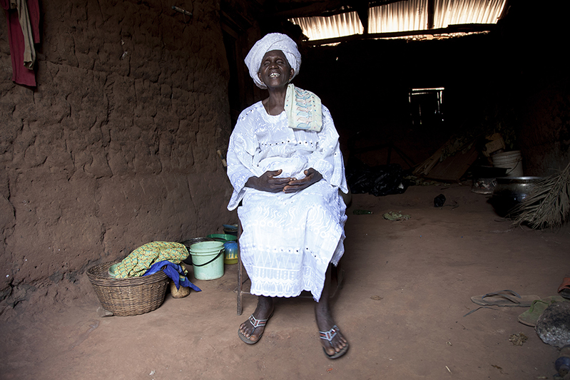 Marie Abiodoun, 'Iyalashè' d'Ofia. C'est la maîtresse du culte Guèlèdè, celle qui entretient le couvent, prie en amont de chaque cérémonie, et assume un rôle important pendant les danses. Ofia, Bénin, 2017. ©Laeïla Adjovi