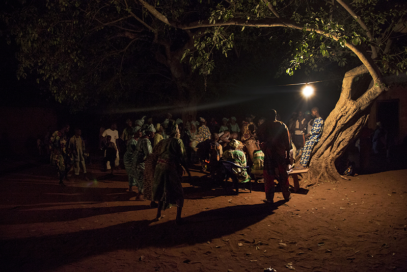 La partie la plus sacrée des rites Guèlèdè se tient la nuit. Ofia, Bénin, 2017. ©Laeïla Adjovi