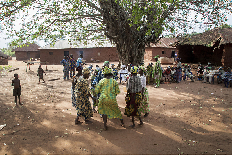Lors d'une manifestation diurne de Guèlèdè à Ofia, des femmes forment une ronde de danse. Elles sont de plus en plus impliquées dans l'organisation des spectacles et rites Guèlèdè. Ofia, Bénin, 2017. ©Laeïla Adjovi