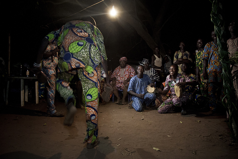Chants et danses nocturnes avant la sortie du masque Efe. Ofia, Bénin, 2017. ©Laeïla Adjovi