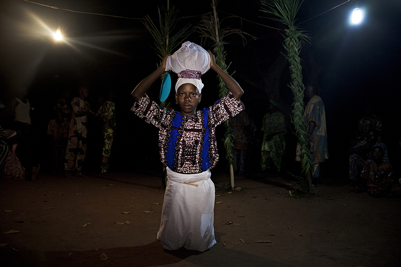 La sortie d'Oro Efe, la vedette des Guèlèdè, est précédée de l'arrivée d' 'Arugba'. Dans sa calebasse, la puissance mystique et la connaissance de nos mères, 'Awon Iya'. Ofia, Bénin, 2017. ©Laeïla Adjovi