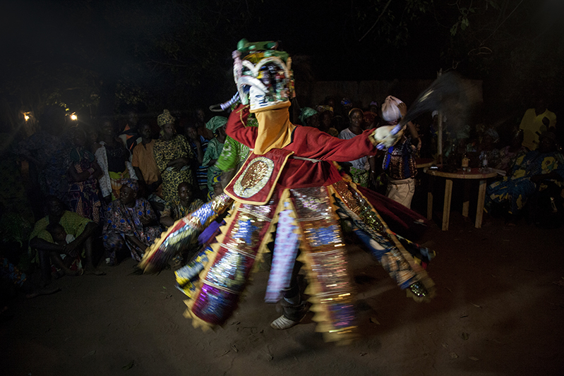 Efe est le Guèlèdè le plus incontournable. Il serait à la fois humain et divin. Ses chants peuvent être louanges ou satire sociale, mais portent toujours un message fort à la communauté. Ofia, Bénin, 2017. ©Laeïla Adjovi