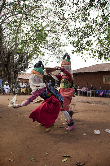 Jean Idohou, 14 ans, et Germain Abiodoun, 12 ans sont danseurs Guèlèdè depuis plusieurs années déjà, coachés par un des animateurs culturels les plus connus de Kétou, Clement Laleye. Ofia, Bénin, 2017. ©Laeïla Adjovi 