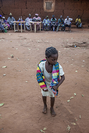 Entre deux danses, une petite fille entre dans l'arène, sous les applaudissements. Ofia, Bénin, 2017. ©Laeïla Adjovi 