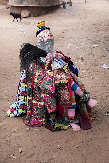 Elegbara s'apprête à clôturer la danse. Comme le Legba des Fons, il joue le rôle de protecteur. Ofia, Bénin, 2017. ©Laeïla Adjovi 