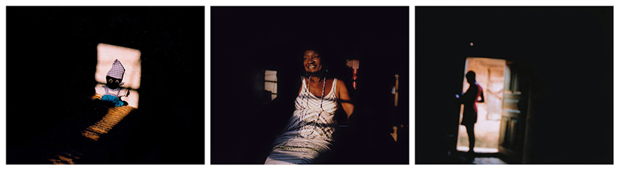 Cette poupée de Yemaya accompagne Tomasa Hernandez depuis quelques années. Cubaine, descendante d’esclaves yoruba, cette fille de Yemaya soutient que, dans l’enfer des plantations, la préservation de leur spiritualité est ce qui a aidé les Africains mis en esclavage à « sauvegarder leur humanité ». La Havane, Cuba, avril 2019. © Laeïla Adjovi // «Las raises de nosotros estan ahi». (« Nos racines sont là-bas ») dit Tomasa. Le collier de perles de sa mère est un de ses objets préférés. Chaque orisha a ses perles rituelles et ses couleurs – le bleu et le blanc de Yemaya se retrouve aussi de l’autre côté, au Bénin et au Nigéria. La Havane, Cuba, avril 2019. © Laeïla Adjovi // « Dans la spiritualité yoruba, avoir un bon caractère est crucial. ‘Iwapele’ est un concept très important» détaille Omitonade Ifawemimo, prêtresse de Yemoja au Nigéria. ‘Iwa’ signifie caratère, et ‘pele’ veut dire ‘doux’. «Ma religion n’est pas parfaite», et parmi les pratiquants, «il y a les bons et les mauvais », admet Omitonade. Mais elle refuse que sa foi soit réduite à de la sorcellerie, et continue de revendiquer sa part de lumière. Ibadan, Nigéria, novembre 2018. © Laeïla Adjovi